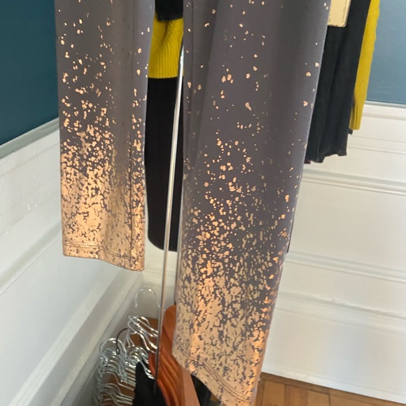 🛑SOLD Marika Gray High Rise Leggings Gold Foil Ombré Hem - Picture 8 of 11